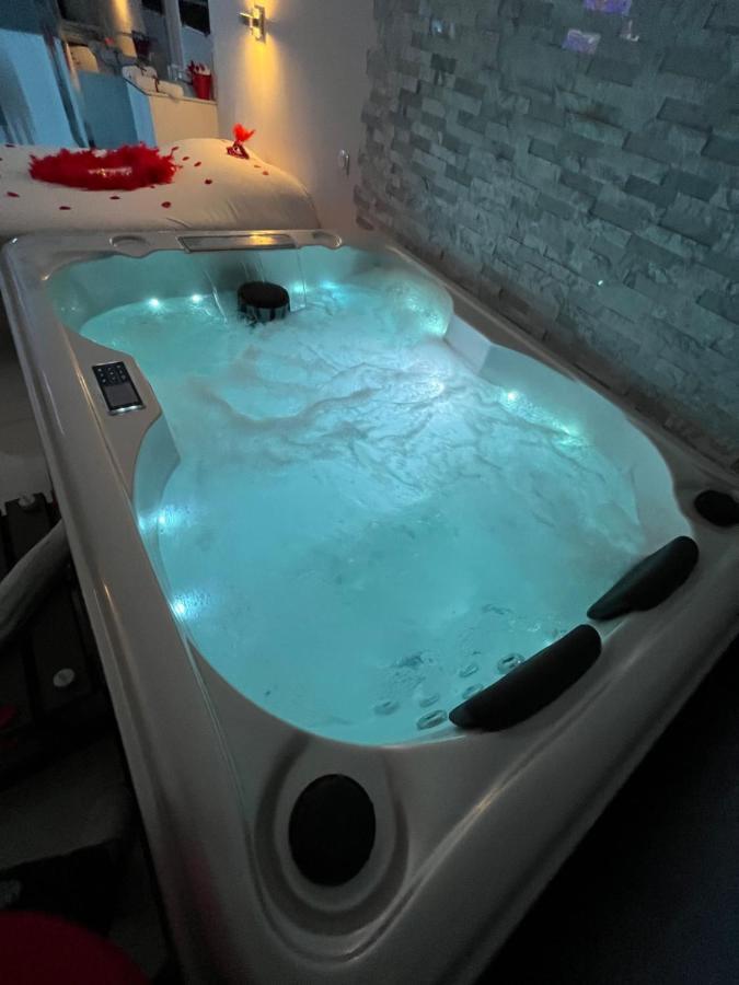 Love Room Avec Spa Privatif Le Rove Exterior photo